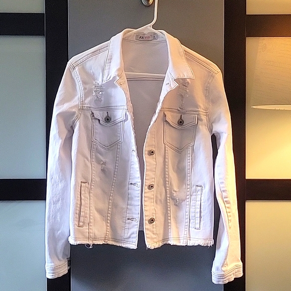 JustFab | Jackets & Coats | Whitewash Light Denim Jacket | Poshmark